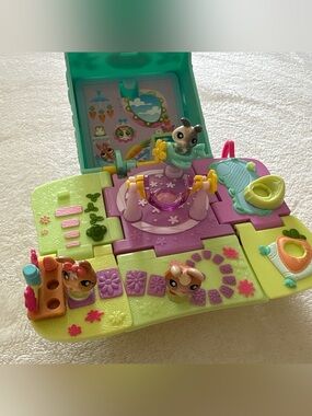 Hasbro 2006 Littlest Pet Shop Bunny Rabbit Teeniest Tiniest Playset with Figures